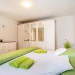 4 Bedroom Amazing In Σπίτι διακοπών Benkovac