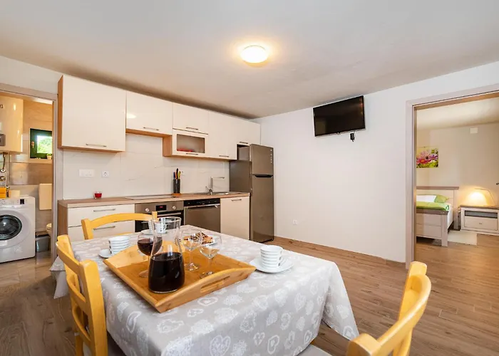 Vikendica 4 Bedroom Amazing In
