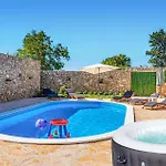 Σπίτι διακοπών 4 Bedroom Amazing In Benkovac