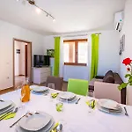 4 Bedroom Amazing In Σπίτι διακοπών *