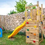 4 Bedroom Amazing In Σπίτι διακοπών Benkovac