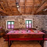 4 Bedroom Amazing In Σπίτι διακοπών Benkovac