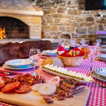 4 Bedroom Amazing In Prázdninový dům Benkovac